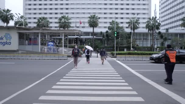 Jakarta Indonesien Januari 2022 Personkorsar Korsningen Trafikerad Väg Bundaran Hotel — Stockvideo