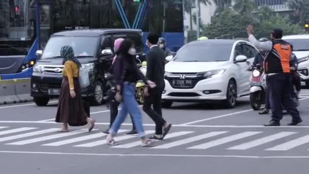 Dżakarta Indonezja Stycznia 2022 Personcrossing Intersection Busy Road Bundaran Hotel — Wideo stockowe