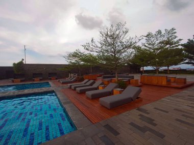 Solo, Endonezya - 23 Şubat 2022: Güneşli havuz atmosferi