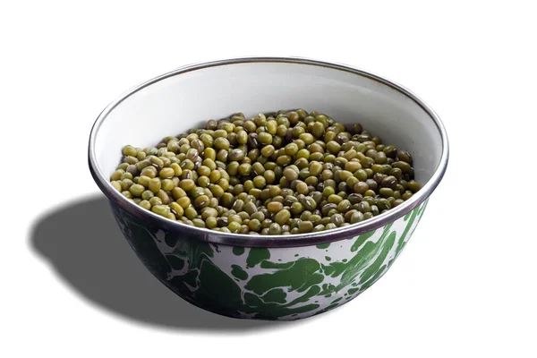 白い背景にボウルに緑豆の種 — ストック写真