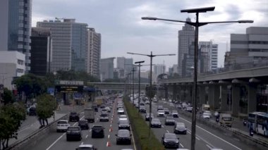 Jakarta, Endonezya-06 Mart 2022: Jalan Gatot Subroto, Güney Jakarta Endonezya 'da trafik yoğunluğu.