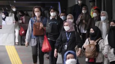 Jakarta, Endonezya-06 Mart 2022: Koruyucu maskeli tren yolcuları, Merkez Jakarta 'nın Dukuh Atas tren istasyonundan çıktı