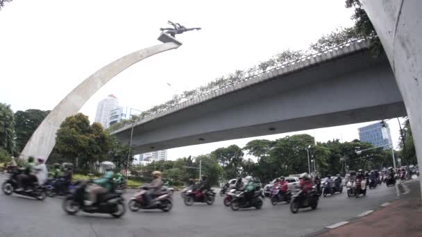 印度尼西亚雅加达 2022年3月6日 南雅加达Pancoran交叉口的交通主要由摩托车手控制 — 图库视频影像