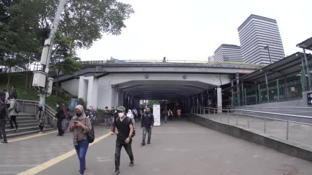 印度尼西亚雅加达 2022年3月6日 亚洲商人早上到雅加达中部Dukuh Atas车站的隧道工作 — 图库视频影像