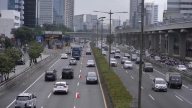 Jakarta, Endonezya-06 Mart 2022: Jalan Gatot Subroto, Güney Jakarta Endonezya 'da trafik yoğunluğu.