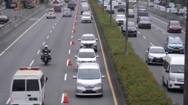 Jakarta, Endonezya-06 Mart 2022: Jalan Gatot Subroto, Güney Jakarta Endonezya 'da trafik yoğunluğu.
