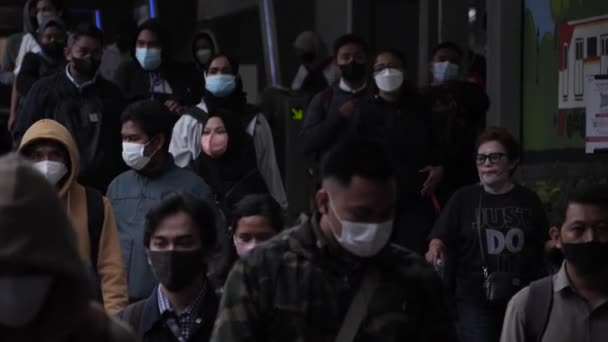 Jacarta Indonésia Março 2022 Passageiros Trem Com Máscaras Protetoras Saem — Vídeo de Stock