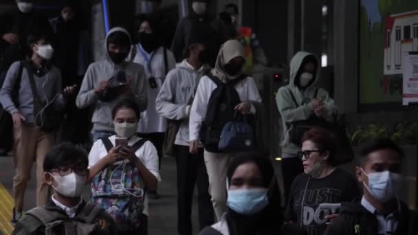 Jakarta Indonésie Března 2022 Zpomalený Pohyb Cestující Vlacích Ochrannými Maskami — Stock video