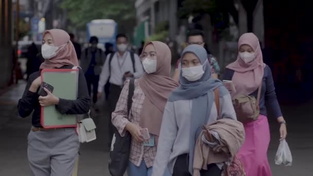 ジャカルタ インドネシア 2022年3月6日 スローモーション保護マスクを着用した列車の乗客が中央ジャカルタのDukh Atas駅から出て歩く — ストック動画