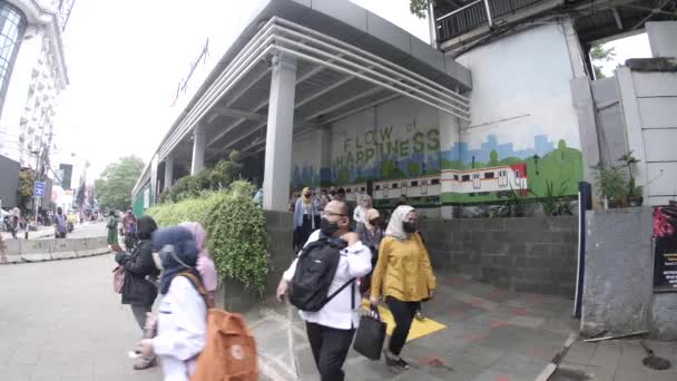 Jakarta Indonesië Maart 2022 Treinpassagiers Met Beschermende Maskers Lopen Het — Stockvideo