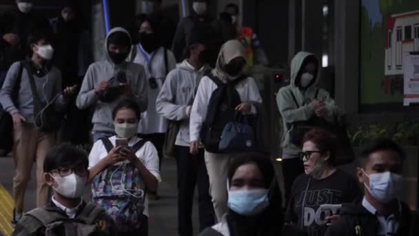 Джакарта Индонезия Марта 2022 Года Медленное Движение Пассажиры Поезда Защитных — стоковое видео