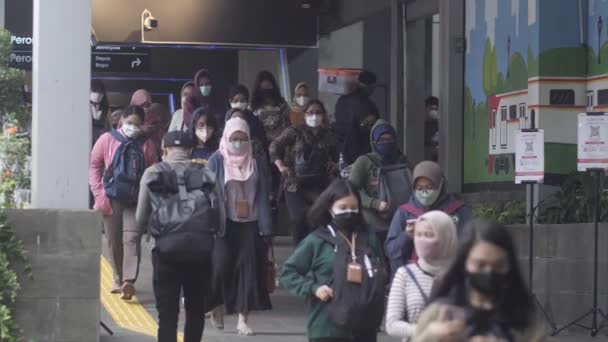 印度尼西亚雅加达 2022年3月6日 持防护面具的慢动作列车乘客走出雅加达中部的Dukuh Atas火车站 — 图库视频影像