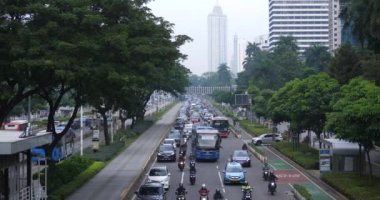 Jakarta, Endonezya - 11 Nisan 2022: Jalan Sudirman Jakarta, Endonezya 'da sabah trafik sıkışıklığı