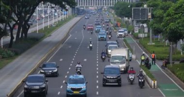 Jakarta, Endonezya - 11 Nisan 2022: Jalan Sudirman Jakarta, Endonezya 'da sabah trafik sıkışıklığı