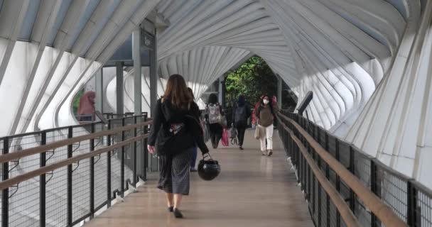 Індонезія Квітня 2022 Пішоходи Ходять Пішохідним Мостом Автобусній Зупинці Gelora — стокове відео