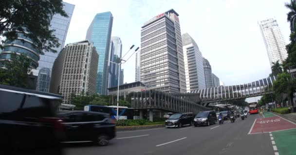 Yakarta Indonesia Abril 2022 Tráfico Parada Autobús Gelora Bung Karno — Vídeo de stock