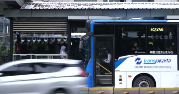 Jacarta Indonésia Abril 2022 Passageiros Esperam Pela Chegada Ônibus Transjakarta — Vídeo de Stock