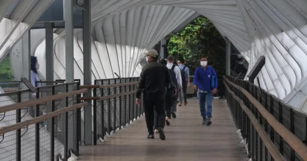 Indonesien April 2022 Fotgängare Går Gångbron Vid Busshållplatsen Gelora Bung — Stockvideo