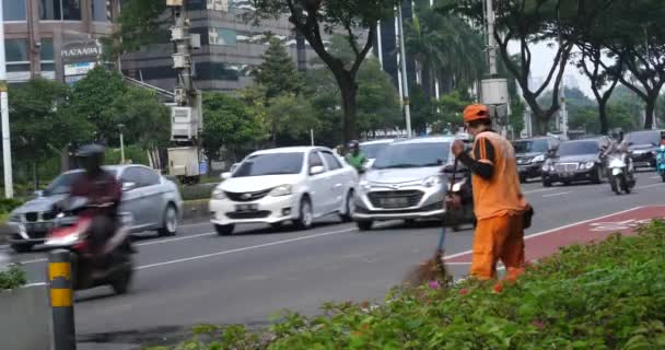 Jakarta Indonésie Dubna 2022 Uklízeč Zametá Silnici Pozadí Automobilového Provozu — Stock video