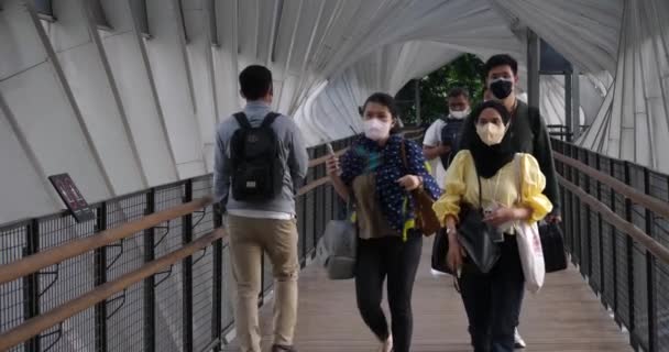 Endonezya Nisan 2022 Yayalar Jalan Sudirman Üstündeki Gelora Bung Karno — Stok video