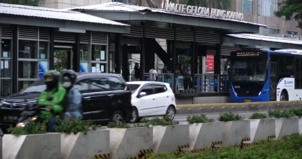 인도네시아 자카르타 2022 승객들 인도네시아 수디르만 거리에 정류장에 도착하기를 기다린다 — 비디오