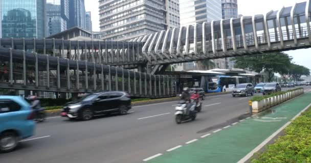 Yakarta Indonesia Abril 2022 Tráfico Parada Autobús Gelora Bung Karno — Vídeo de stock