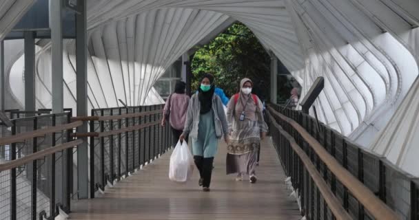 Indonésia Abril 2022 Pedestres Caminham Ponte Pedonal Parada Ônibus Gelora — Vídeo de Stock