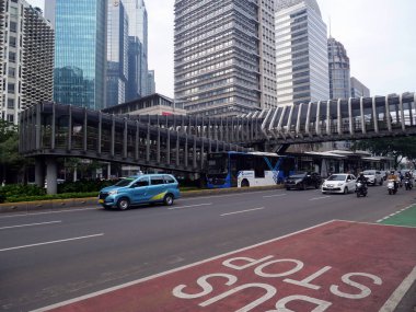 Jakarta, Endonezya - 11 Nisan 2022: Sudirman Jakarta Endonezya otoyolunda trafik