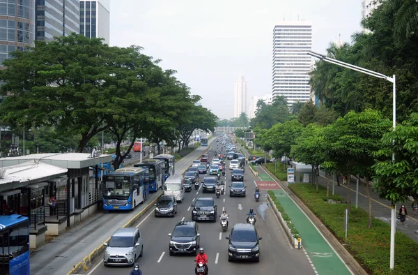 Jakarta, Endonezya - 11 Nisan 2022: Sudirman Jakarta Endonezya otoyolunda trafik