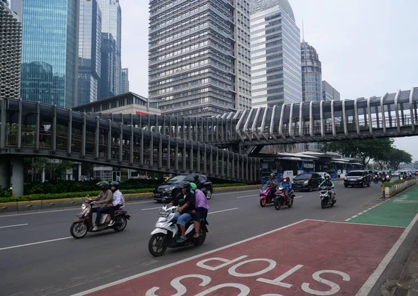Jakarta, Endonezya - 11 Nisan 2022: Sudirman Jakarta Endonezya otoyolunda trafik