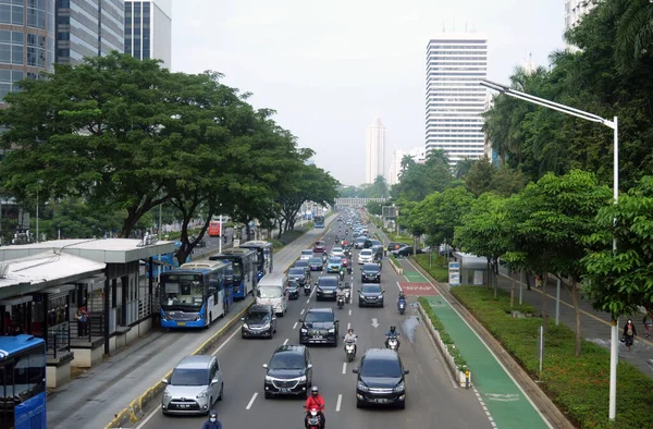 印度尼西亚雅加达 2022年4月11日 印度尼西亚雅加达苏迪曼高速公路的交通 免版税图库图片