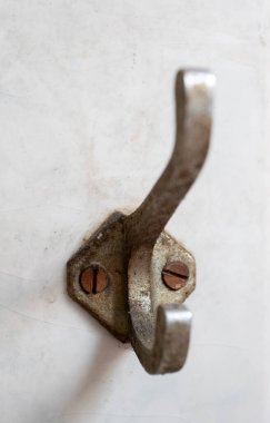 Seçici odak paslı demir elbise askısı