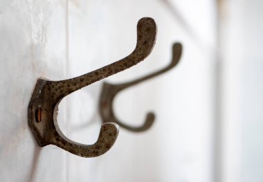 Seçici odak paslı demir elbise askısı