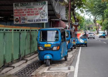 Bajaj veya yaygın olarak bajay, üç tekerlekli motorlu bir araçtır.
