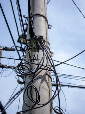 Elektrik direklerindeki dağınık kablolar