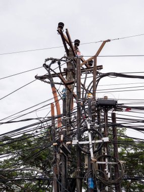 Elektrik direklerindeki dağınık kablolar