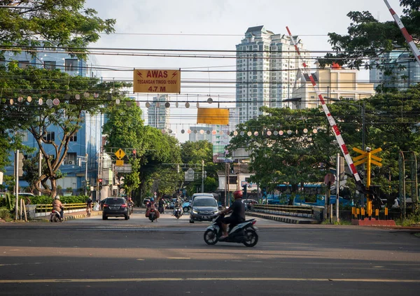Jakarta, Endonezya - Mayıs 04, 2022: Pasar Rumput Güney Jakarta 'da demiryolu geçidi 