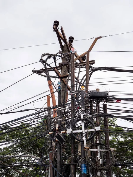 Elektrik direklerindeki dağınık kablolar