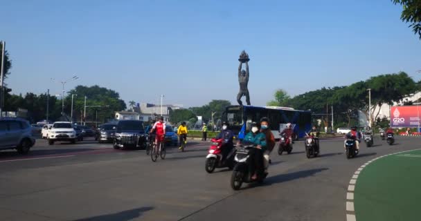 Jakarta Indonésie Traffic Dopoledních Hodinách Kruhovém Objezdu Mládežnického Památníku Patung — Stock video