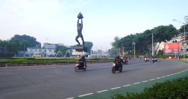 Τζακάρτα Ινδονησία Κυκλοφορίας Πρωί Στον Κυκλικό Κόμβο Ενός Μνημείου Νεολαίας — Αρχείο Βίντεο