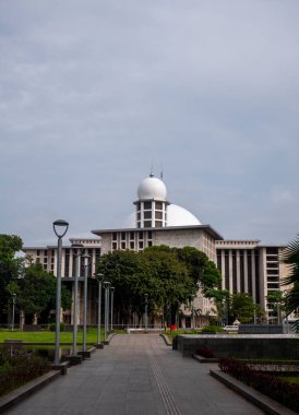Jakarta, Endonezya-10 Mayıs 2022: Jakarta, Endonezya 'daki en büyük cami