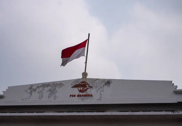 Bandeira Vermelha Branca Flutua Acima Edifício Dos Correios Indonésio Frente — Fotografia de Stock