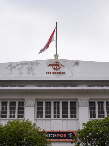 Röda Och Vita Flaggor Fladdrar Ovanför Den Indonesiska Postkontor Byggnad — Stockfoto