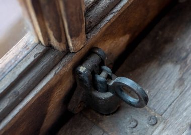 Bakırdan yapılmış eski pencere kilidi
