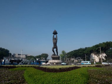 Jakarta, Endonezya-27 Mayıs 2022: Patung Pemuda Membangun (Gençlik İlerleme Anıtı), Endonezya 'nın başkenti Jalan Jenderal Sudirman' ın güney ucunda bulunan bir heykeldir.