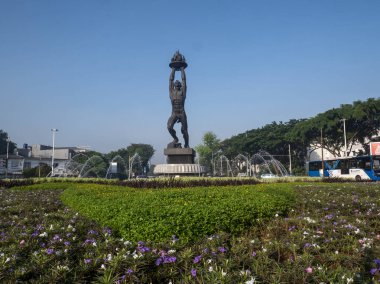 Jakarta, Endonezya-27 Mayıs 2022: Patung Pemuda Membangun (Gençlik İlerleme Anıtı), Endonezya 'nın başkenti Jalan Jenderal Sudirman' ın güney ucunda bulunan bir heykeldir.