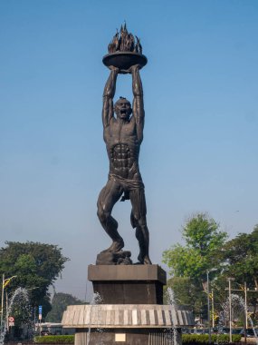 Jakarta, Endonezya-27 Mayıs 2022: Patung Pemuda Membangun (Gençlik İlerleme Anıtı), Endonezya 'nın başkenti Jalan Jenderal Sudirman' ın güney ucunda bulunan bir heykeldir.