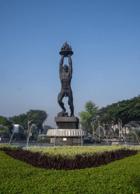 Jakarta, Endonezya-27 Mayıs 2022: Patung Pemuda Membangun (Gençlik İlerleme Anıtı), Endonezya 'nın başkenti Jalan Jenderal Sudirman' ın güney ucunda bulunan bir heykeldir.