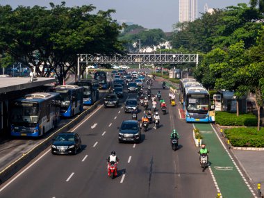 Jakarta, Endonezya - 27 Mayıs 2022: Jakarta 'da bir otoyolda sabah trafiği