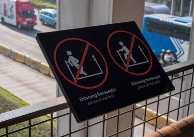 Uyarı levhası lütfen tırmanmayın ve lütfen yaya geçidinde eğilmeyin.